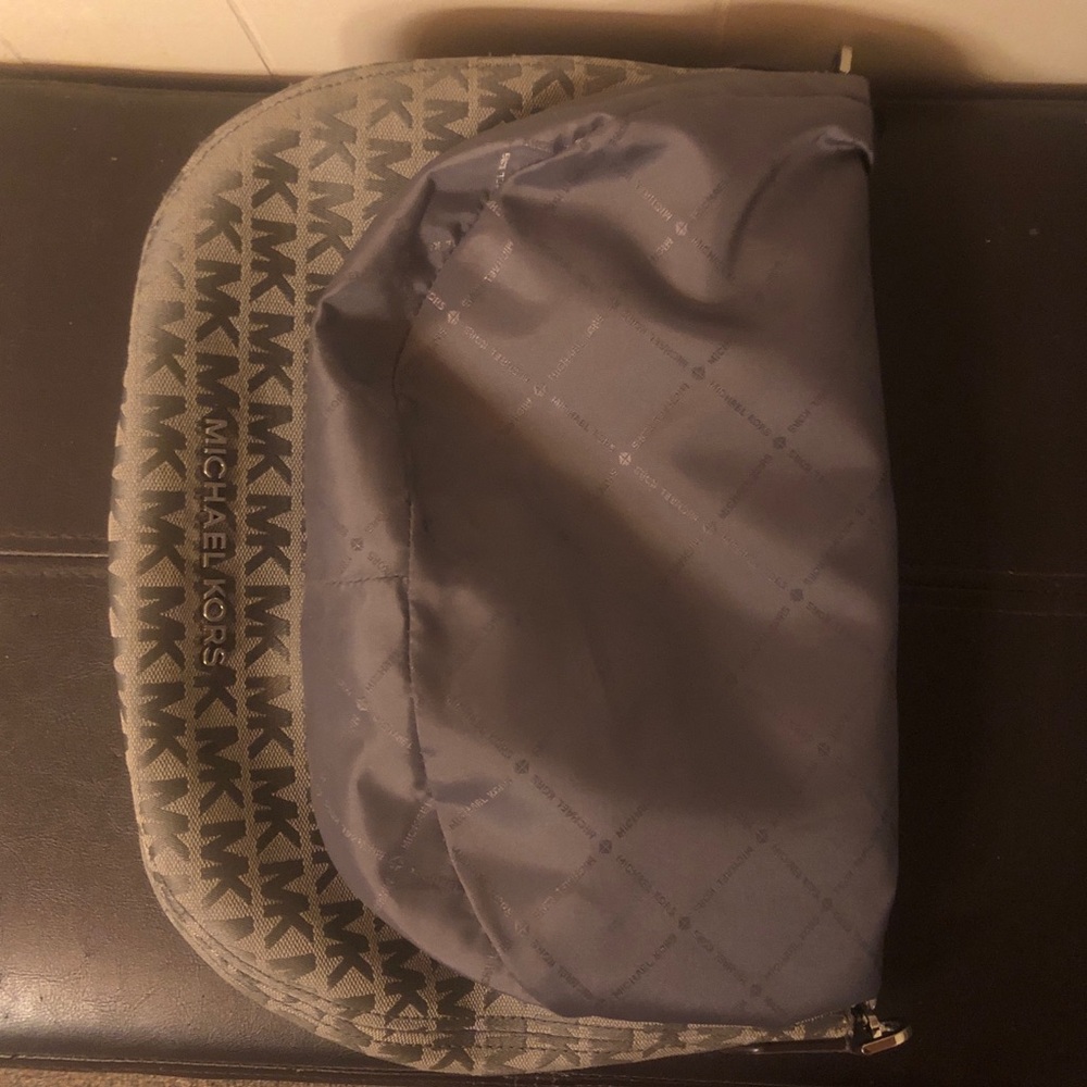 Michael Kors Gray Shoulder Bag with Classic Design - Picture 11 of 14